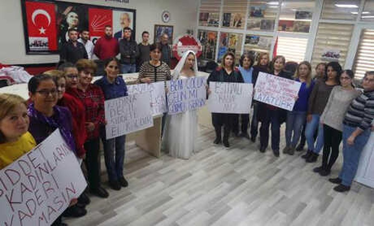 Alaşehir\'de CHP\'li Kadınlar Şiddeti Kınadı