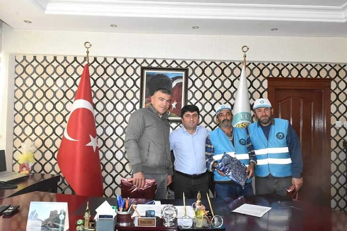 Başına Plastik Bidon Sıkışan Köpeği Belediye Görevlileri Kurtardı