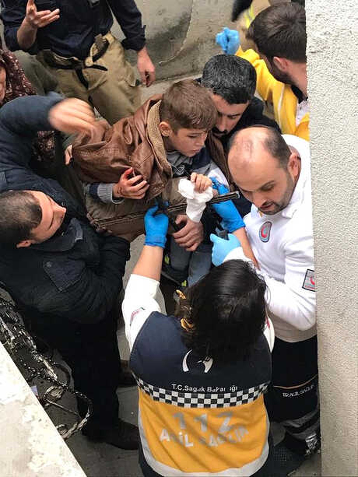 Cami Avlusunda Oyun Oynarken Pencere Demiri Eline Saplandı