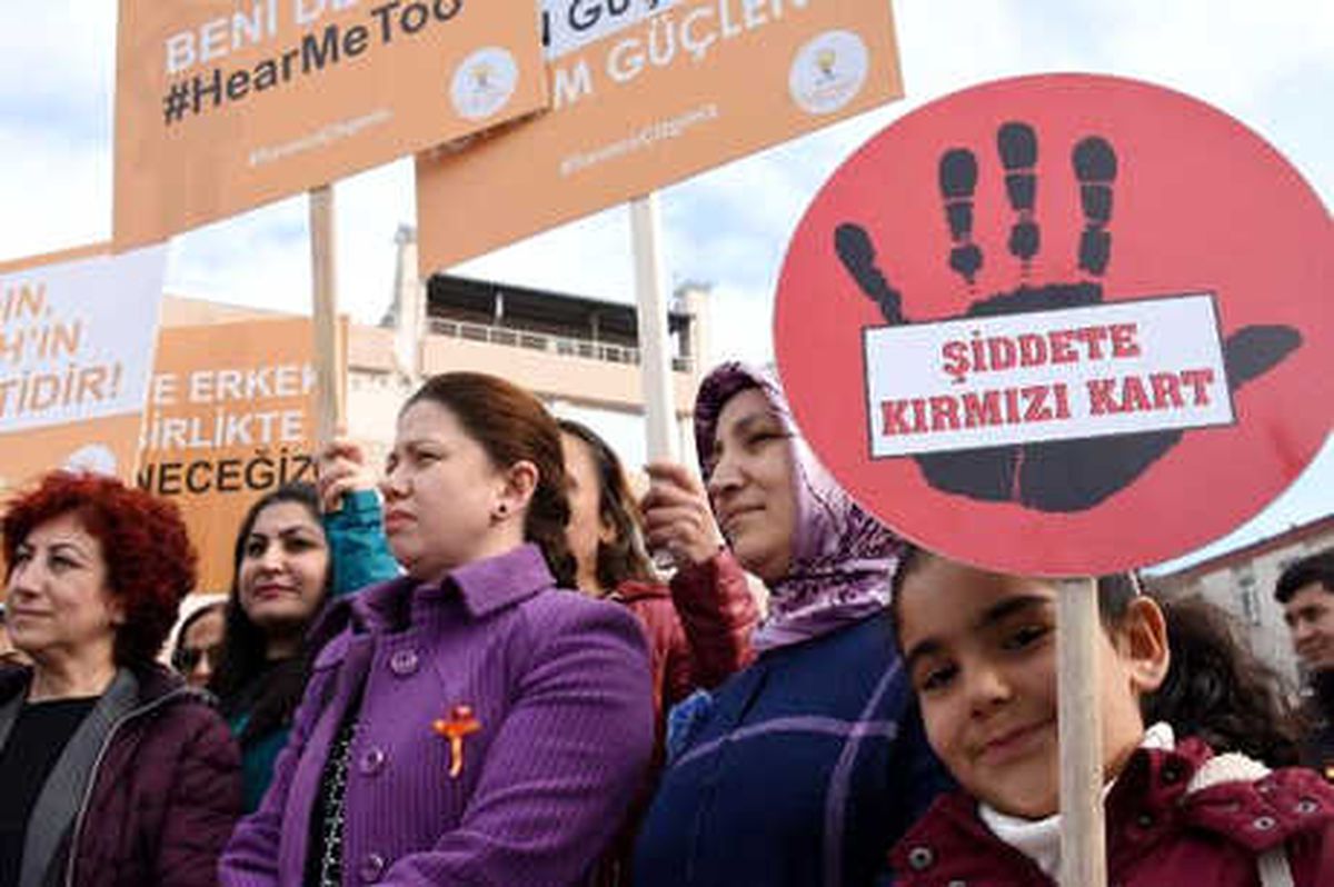 Çanakkale\'de Ak Kadınlar\'dan, \'Şiddete Hayır\' Yürüyüşü
