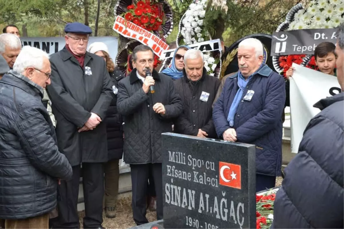 Efsane Eldiven Kabri Başında Anıldı