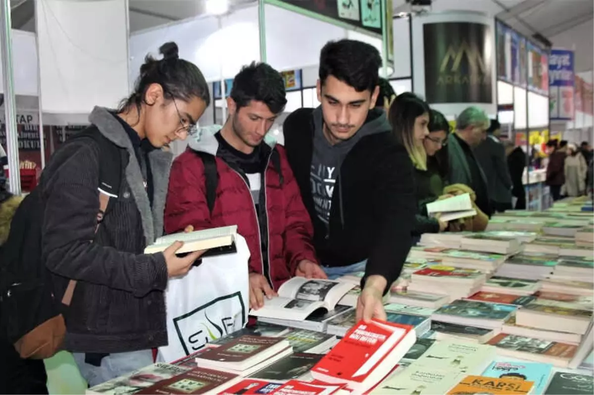 Elazığ\'da Kitap Fuarı Yoğun İlgi Görüyor