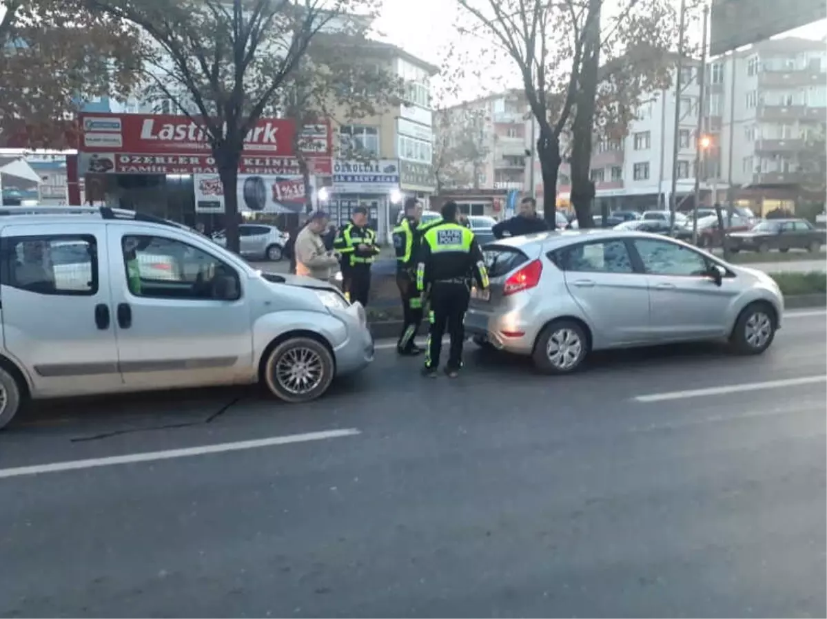 Hafif Ticari Araç Otomobile Çarptı: 3 Yaralı