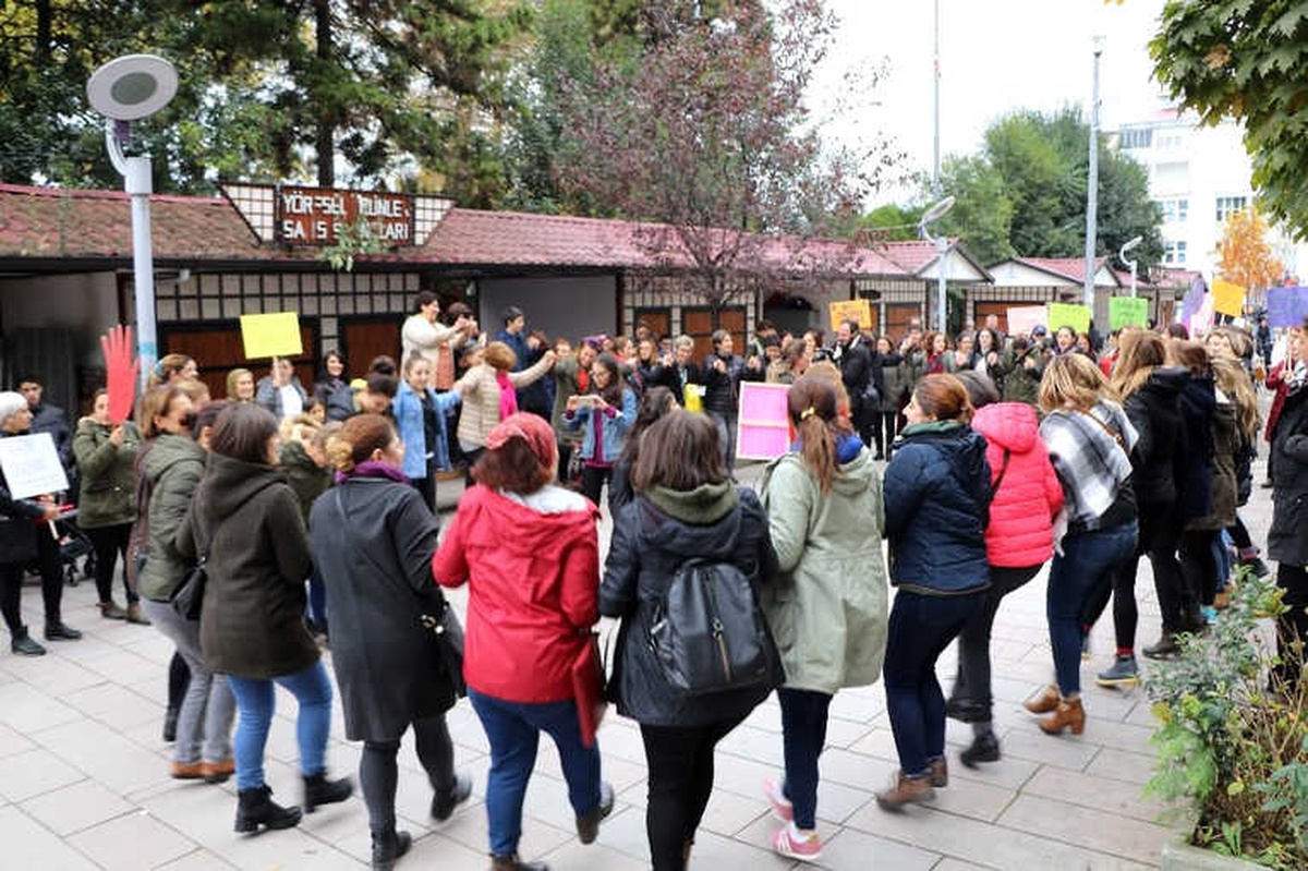 Hopalı Kadınlar Şiddete Karşı Yürüdü