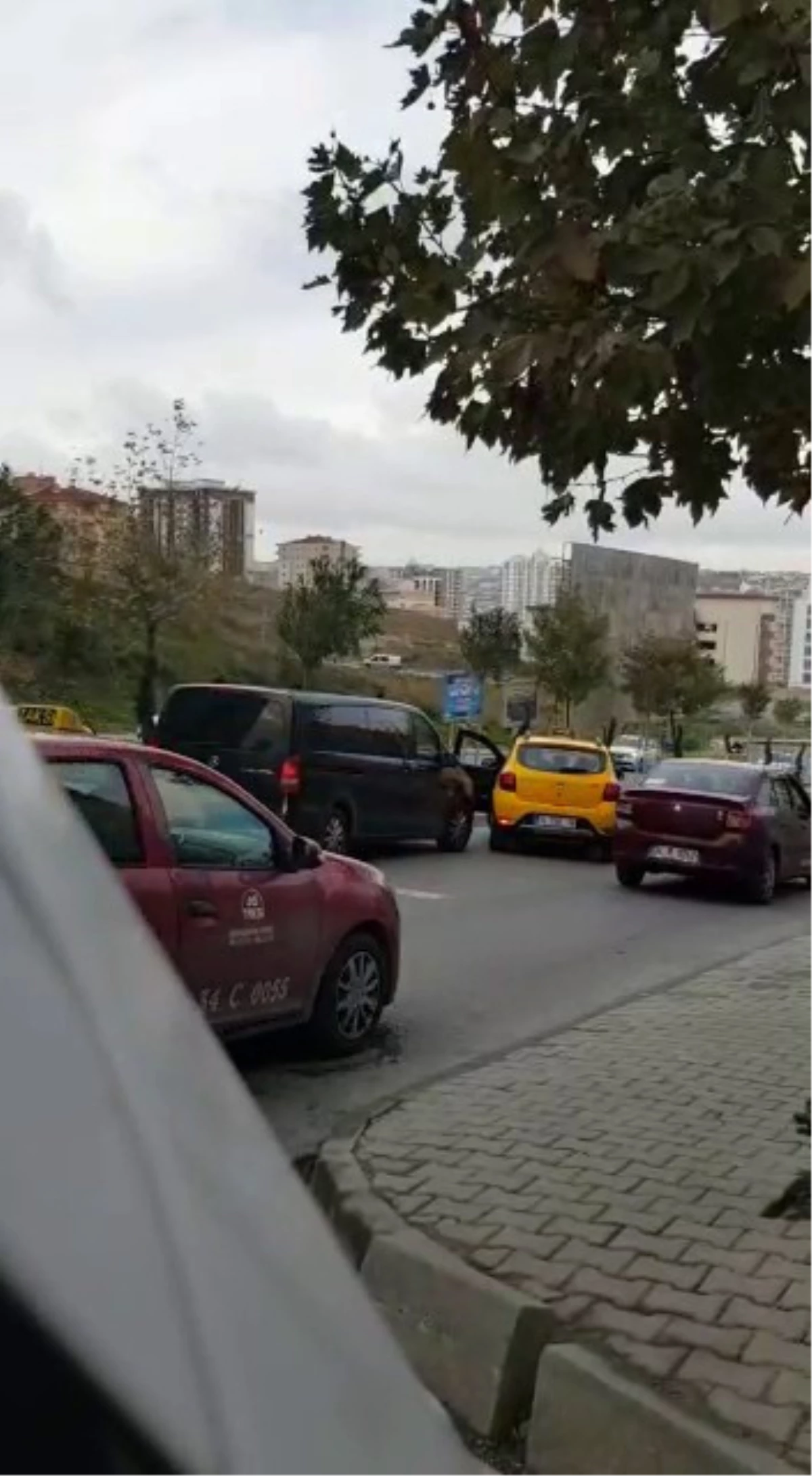 İstanbul\'da Taksicilerin Uber Sürücülerine Tacizi Kamerada