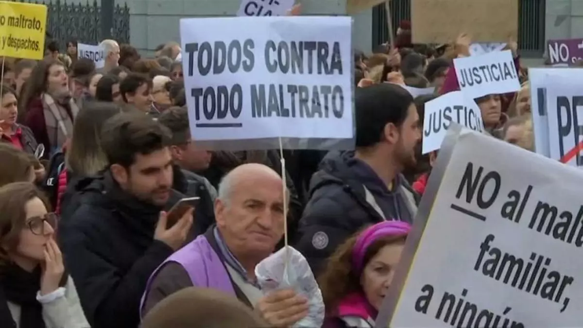 Kadına Yönelik Şiddet Madrid\'de Protesto Edildi