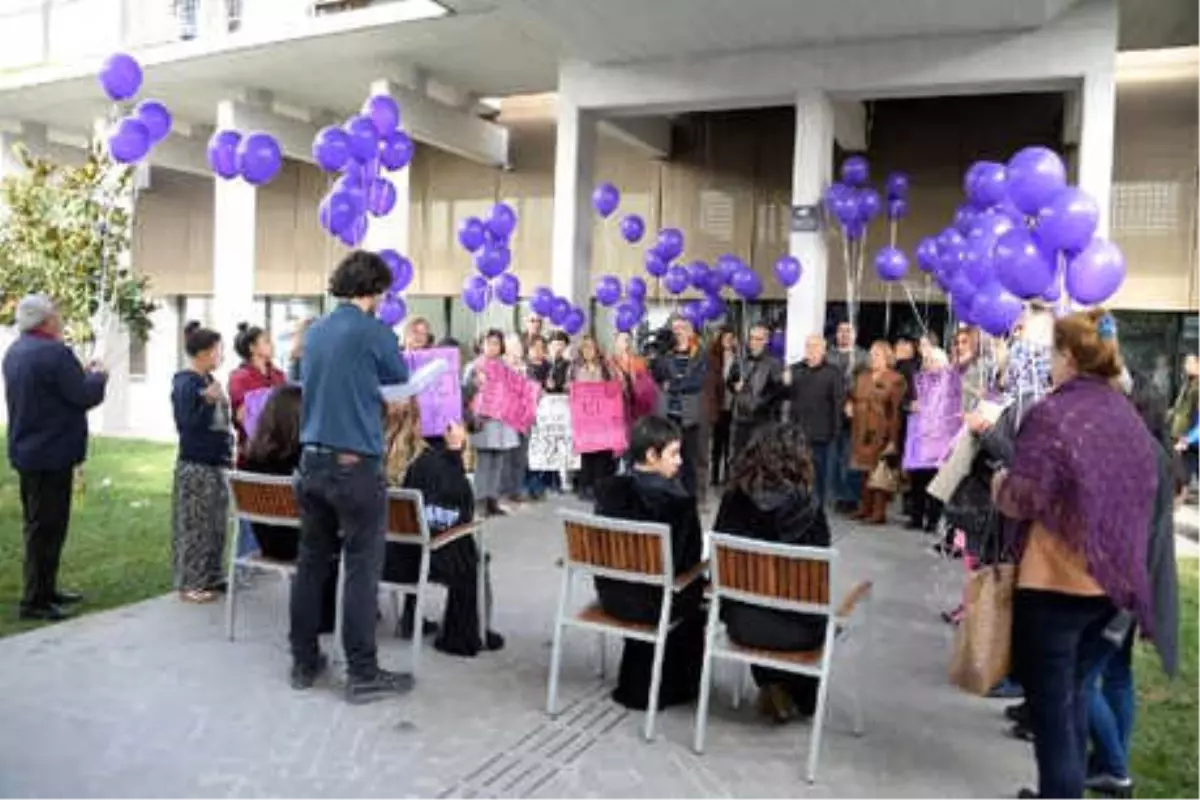 Kadınlardan Mor Balonlu Protesto