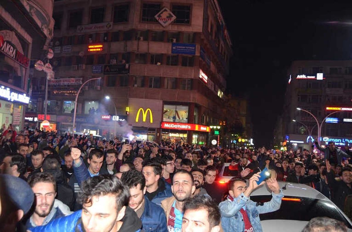 Maçın Bitiş Düdüğünün Ardından Taraftarlar Galibiyeti Böyle Kutuladı