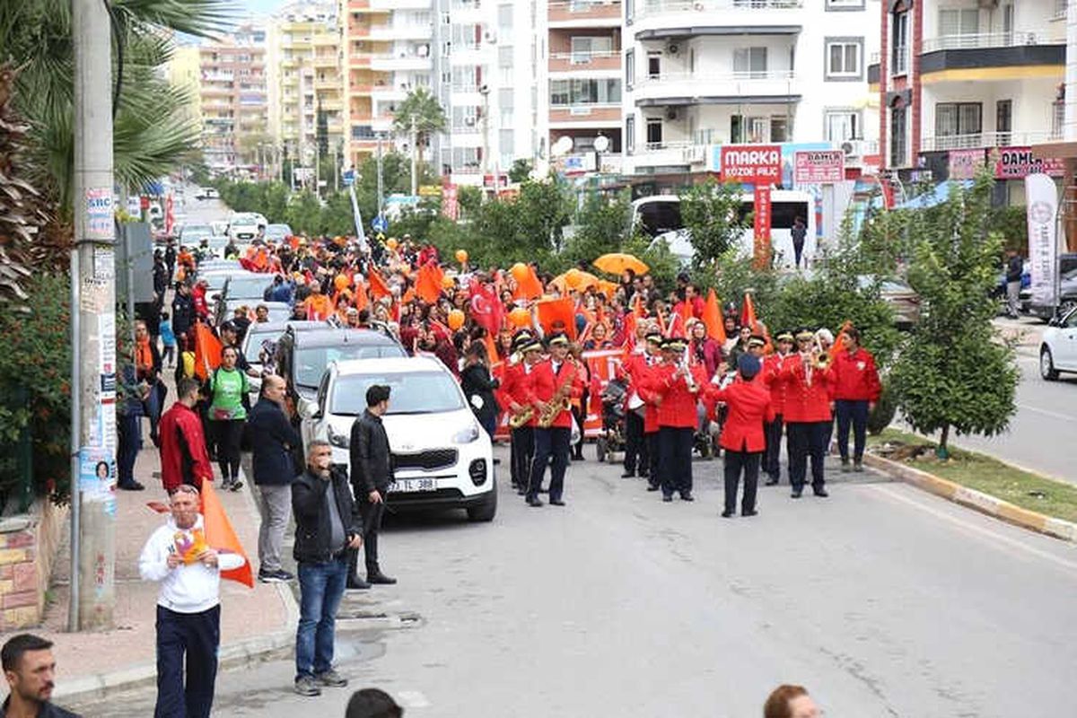 Mersin\'de Kadınlar Şiddete Karşı Yürüdü