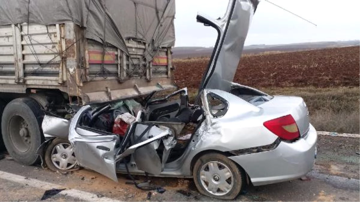 Otomobil, Emniyet Şeridinde Duran Tır\'a Çarptı: 4 Öldü