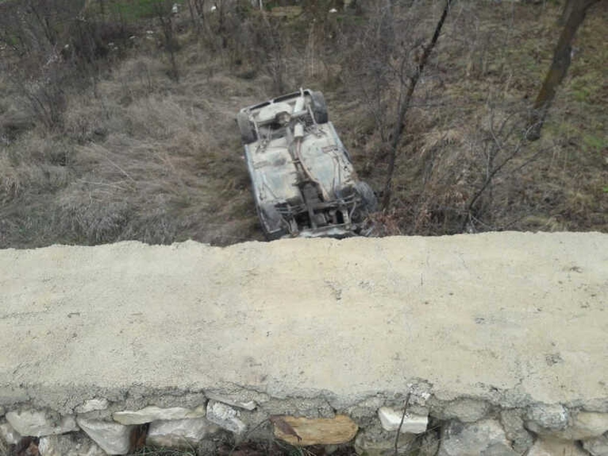 Otomobil İstinat Duvarında Uçtu: 2 Yaralı