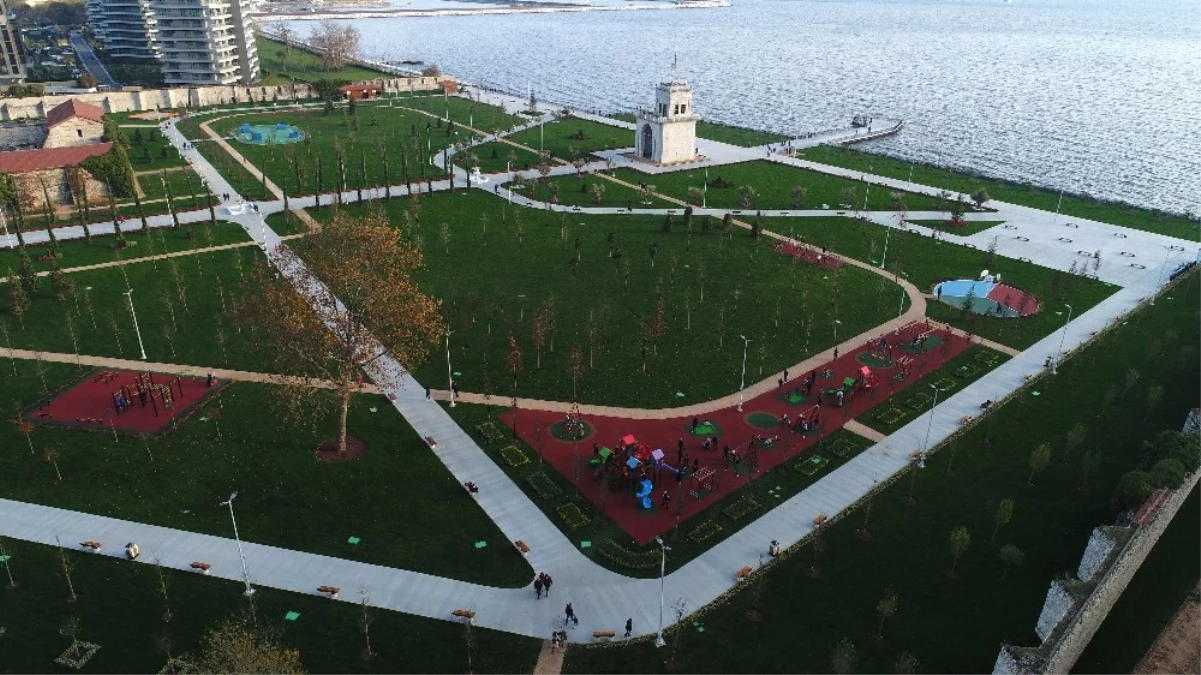 İstanbul\'da Kasım Ayında Sıcak Havayı Gören Vatandaşlar Millet Bahçelerine Koştu
