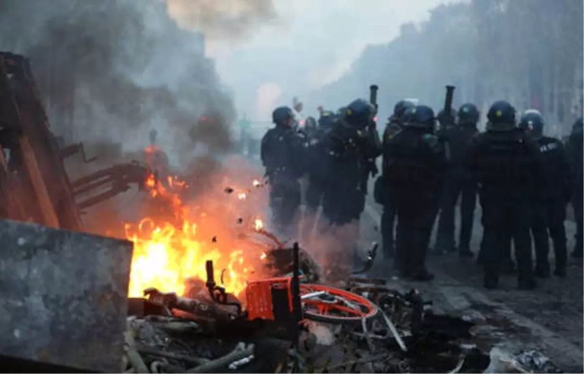 Paris\'te zam protestoları sürüyor