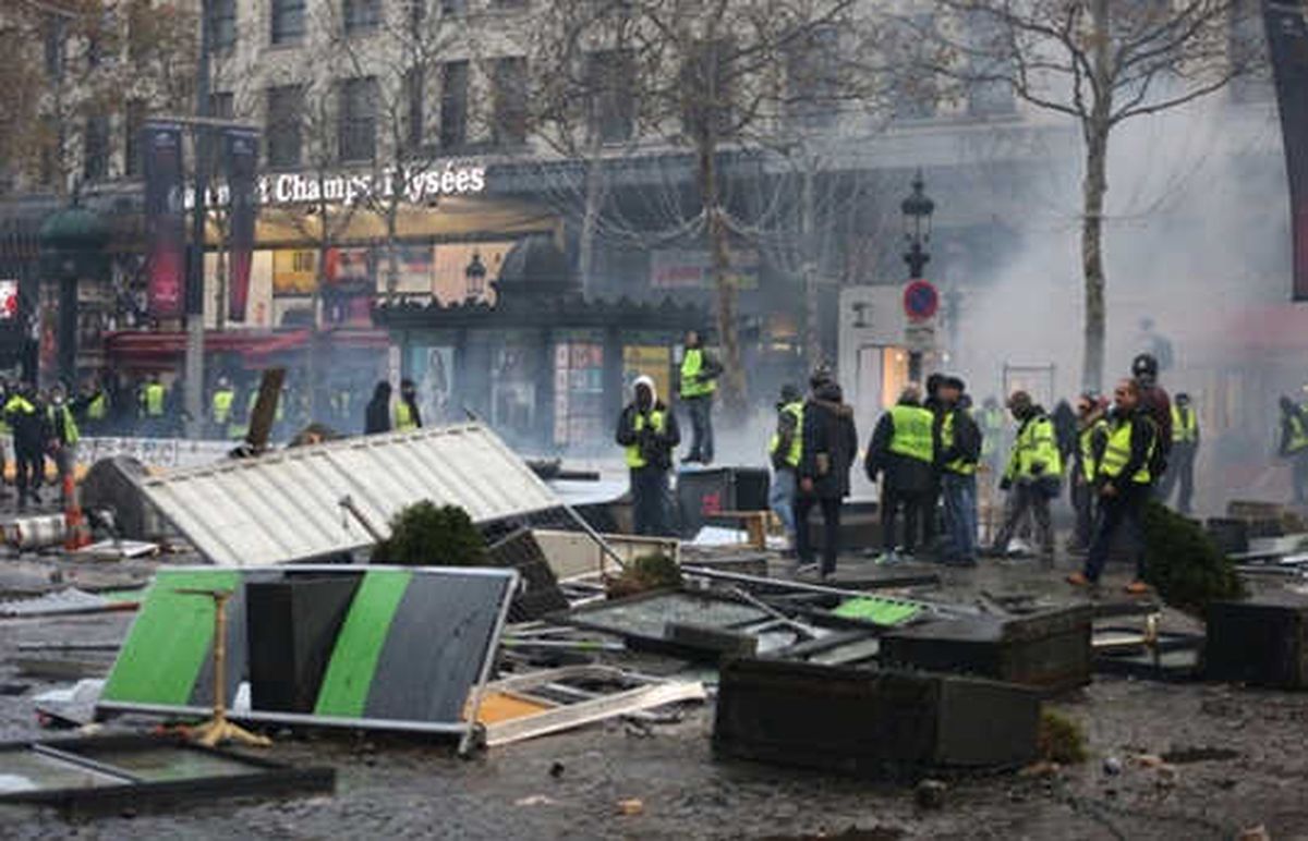Paris\'teki gösteride 101 gözaltı