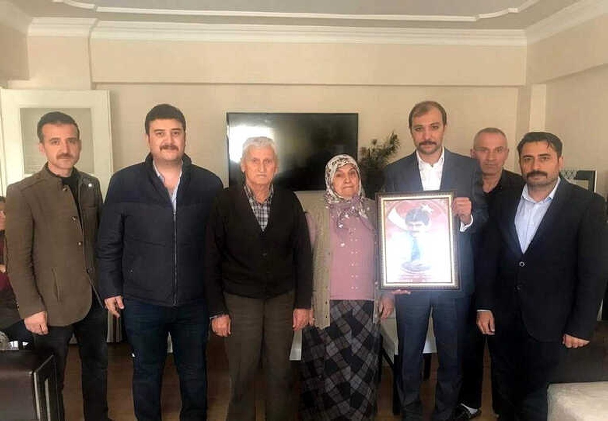 Şehit Öğretmenin Ailesine Anlamlı Ziyaret