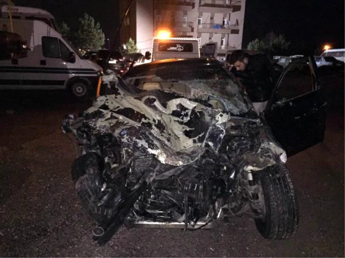 Sivas\'ta Kamyonet ile Otomobil Çarpıştı: 6 Yaralı