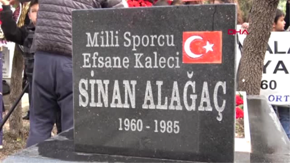 Spor Eskişehirspor\'un Eski Milli Kalecisi Sinan Alağaç Mezarı Başında Anıldı