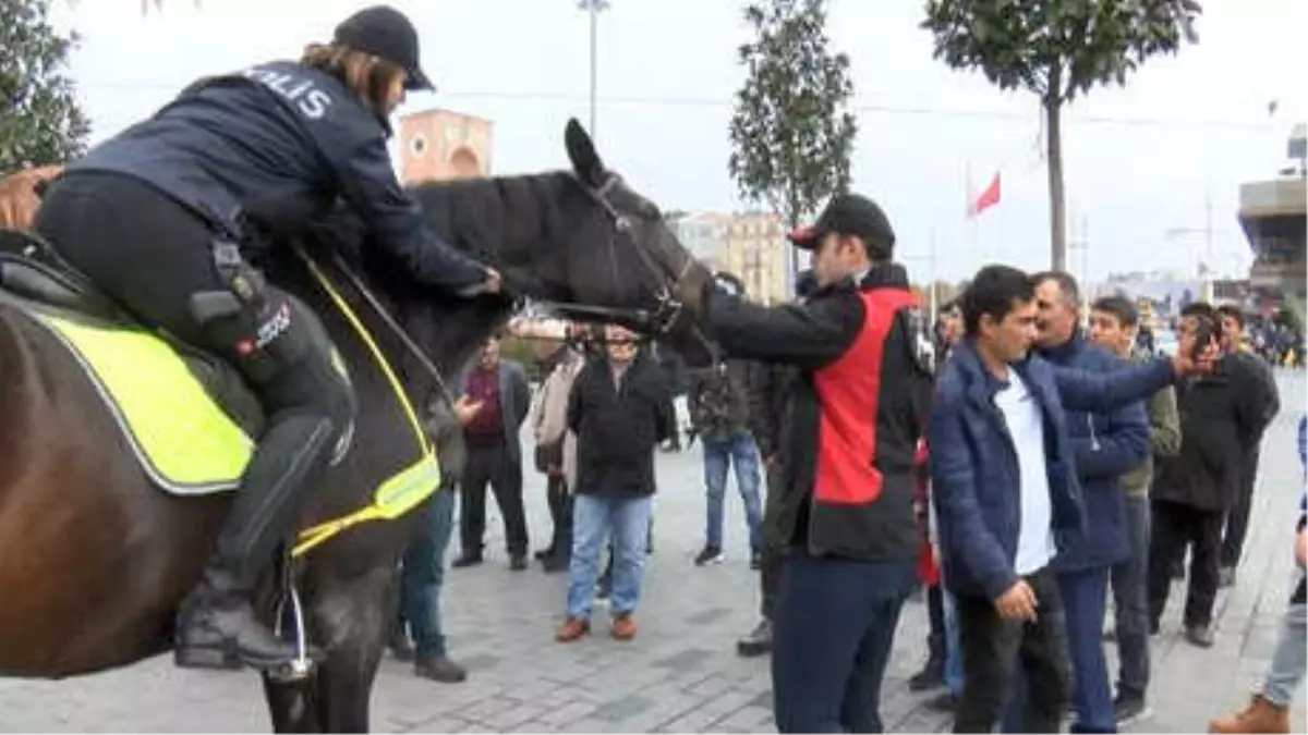 Taksim Meydanı\'nda Atlı Birliklere Yoğun İlgi