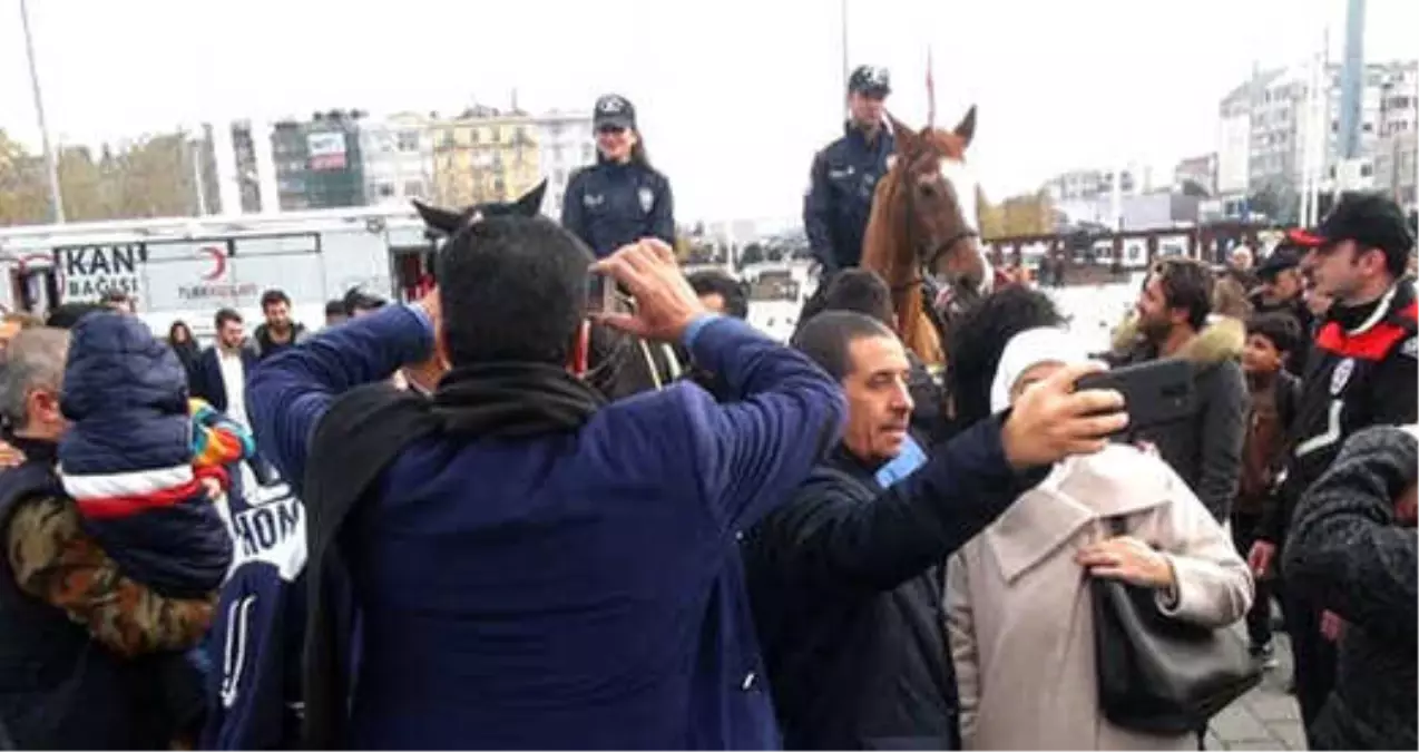 Taksim Meydanı\'nda Göreve Başlayan Atlı Birliklere Yoğun İlgi