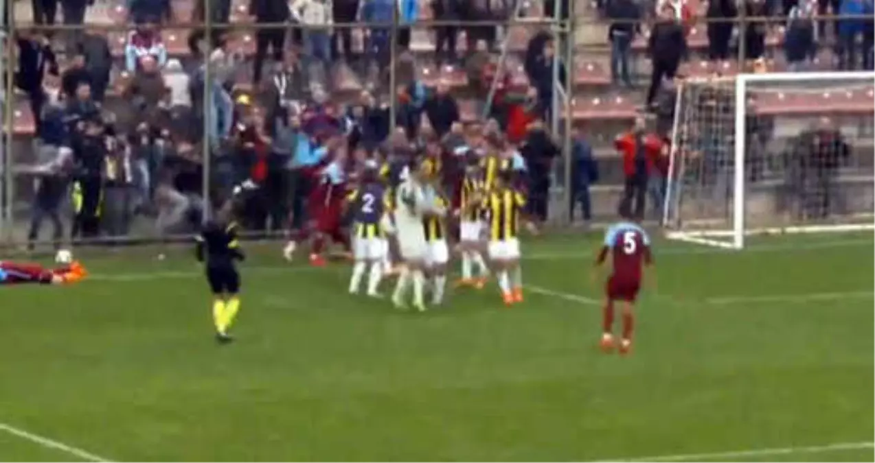 Trabzonspor-Fenerbahçe U21 Maçında Ortalık Karıştı! İki Takım Oyuncuları Yumruk Yumruğa Kavga Etti