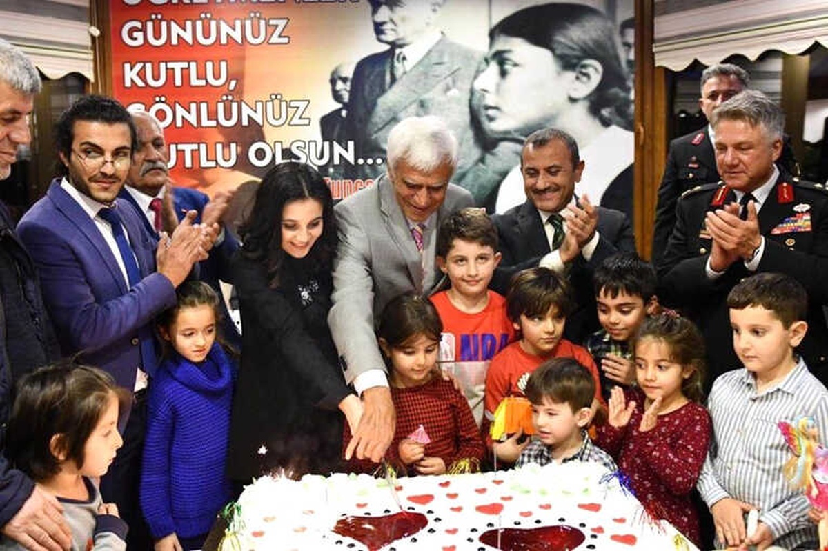 Vali Sonel\'den 24 Öğretmene Prag Gezisi Jesti