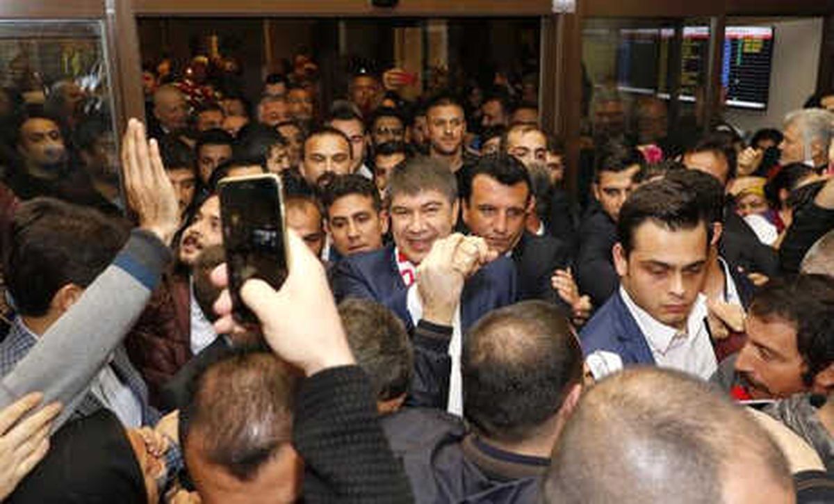 Yeniden Aday Gösterilen Başkan Türel\'e Havalimanında Coşkulu Karşılama