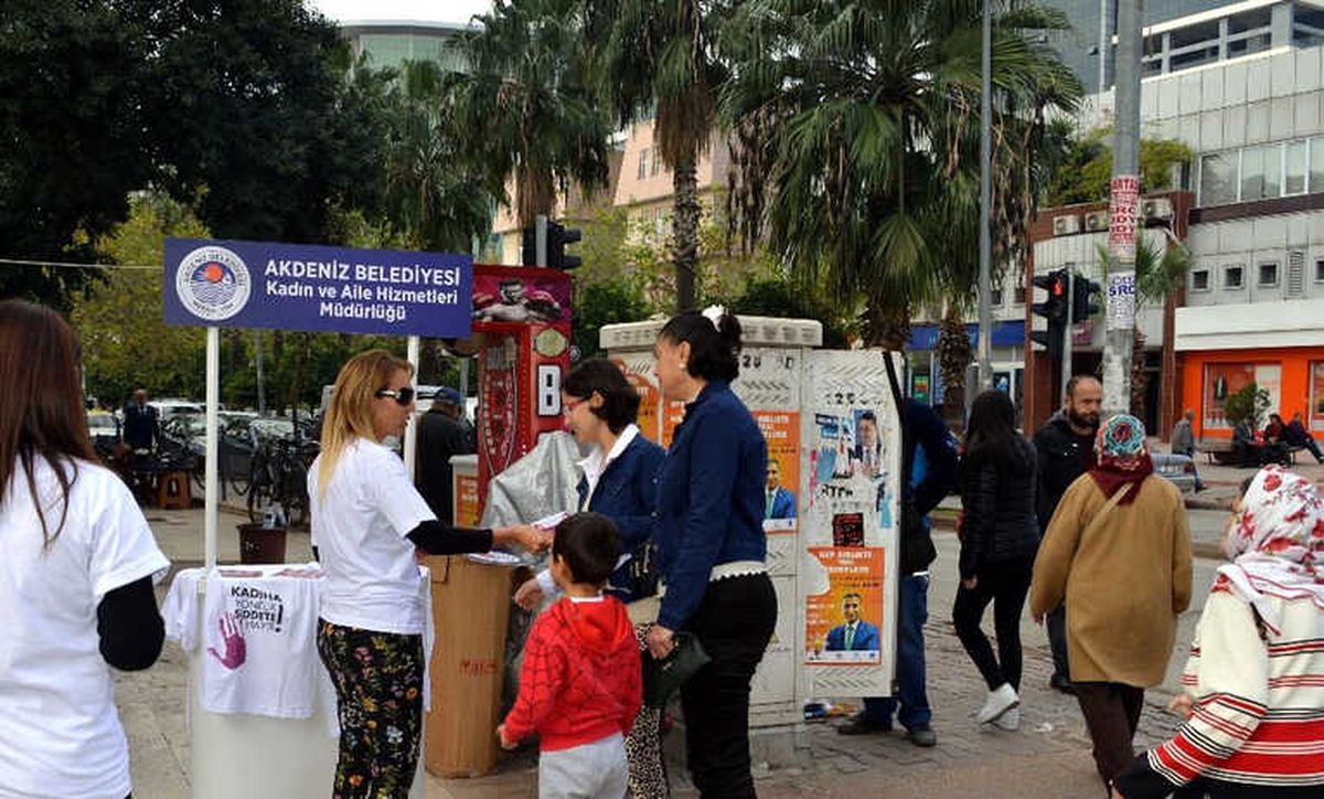 Akdeniz Belediyesi Kadına Şiddete Karşı Stant Açtı