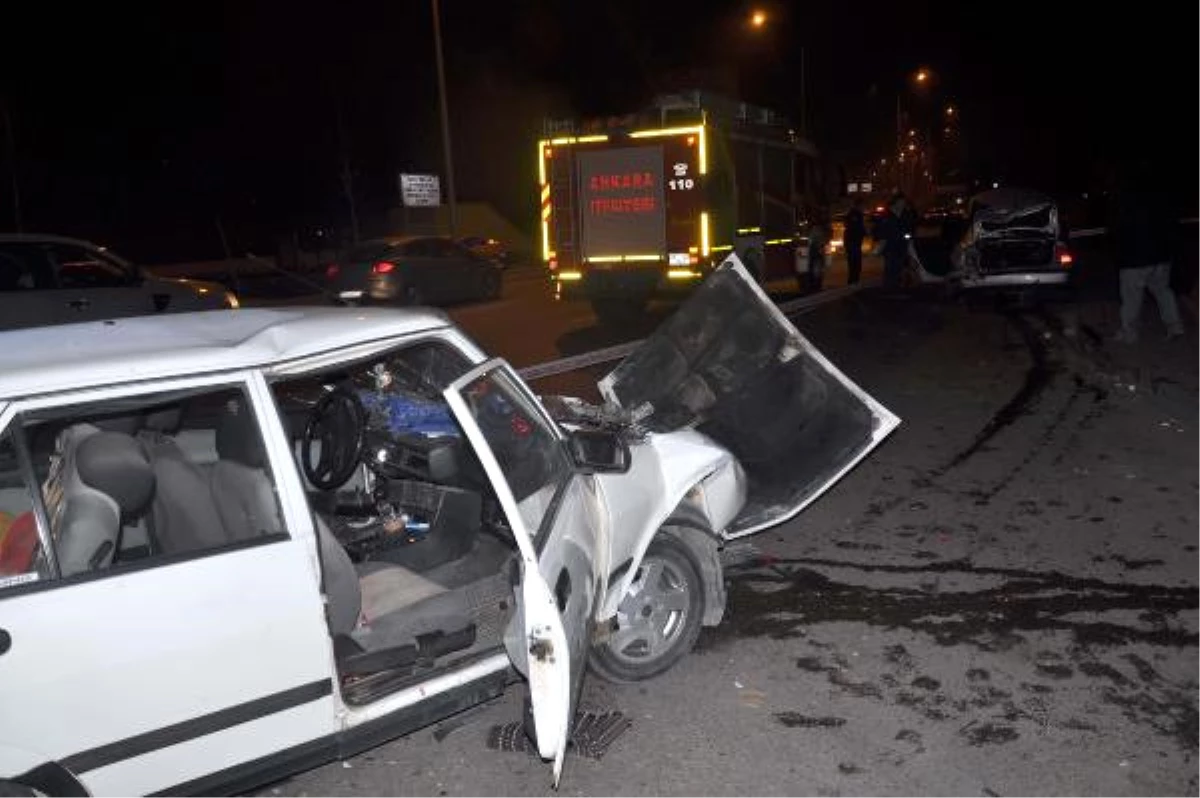Ankara\'da İki Otomobil Çarpıştı: 2 Yaralı