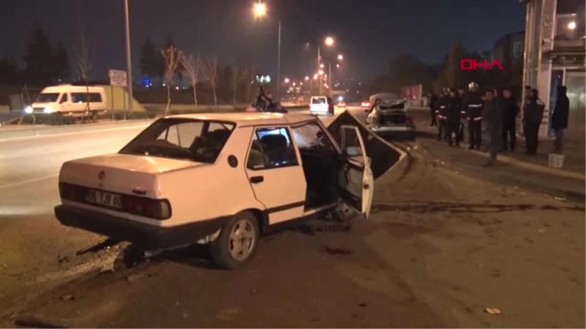 Ankara\'da İki Otomobil Çarpıştı 2 Yaralı