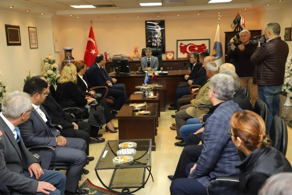 Başkan Şirin\'den Kosova Büyükelçisi Spahiu\'ya Türk Bayrağı