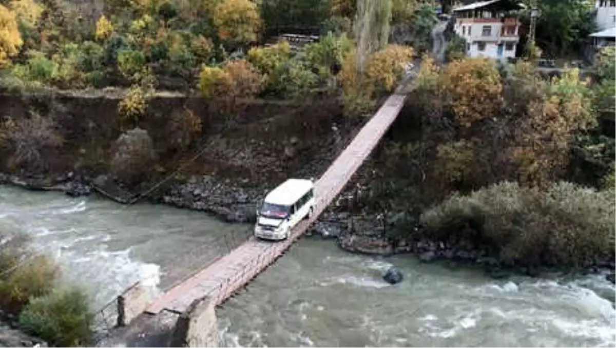 Bu Köyün Tek Girişi Kapılı Asma Köprü