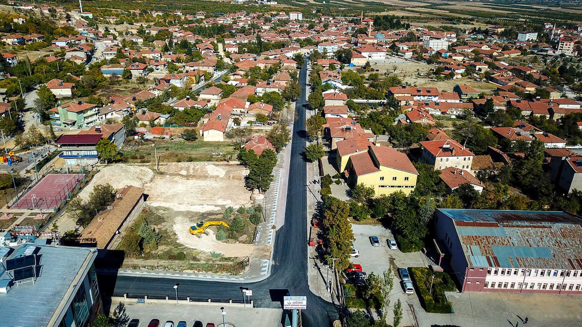 Büyükşehir Akçadağ\'da Cadde Ve Sokakları Asfatladı