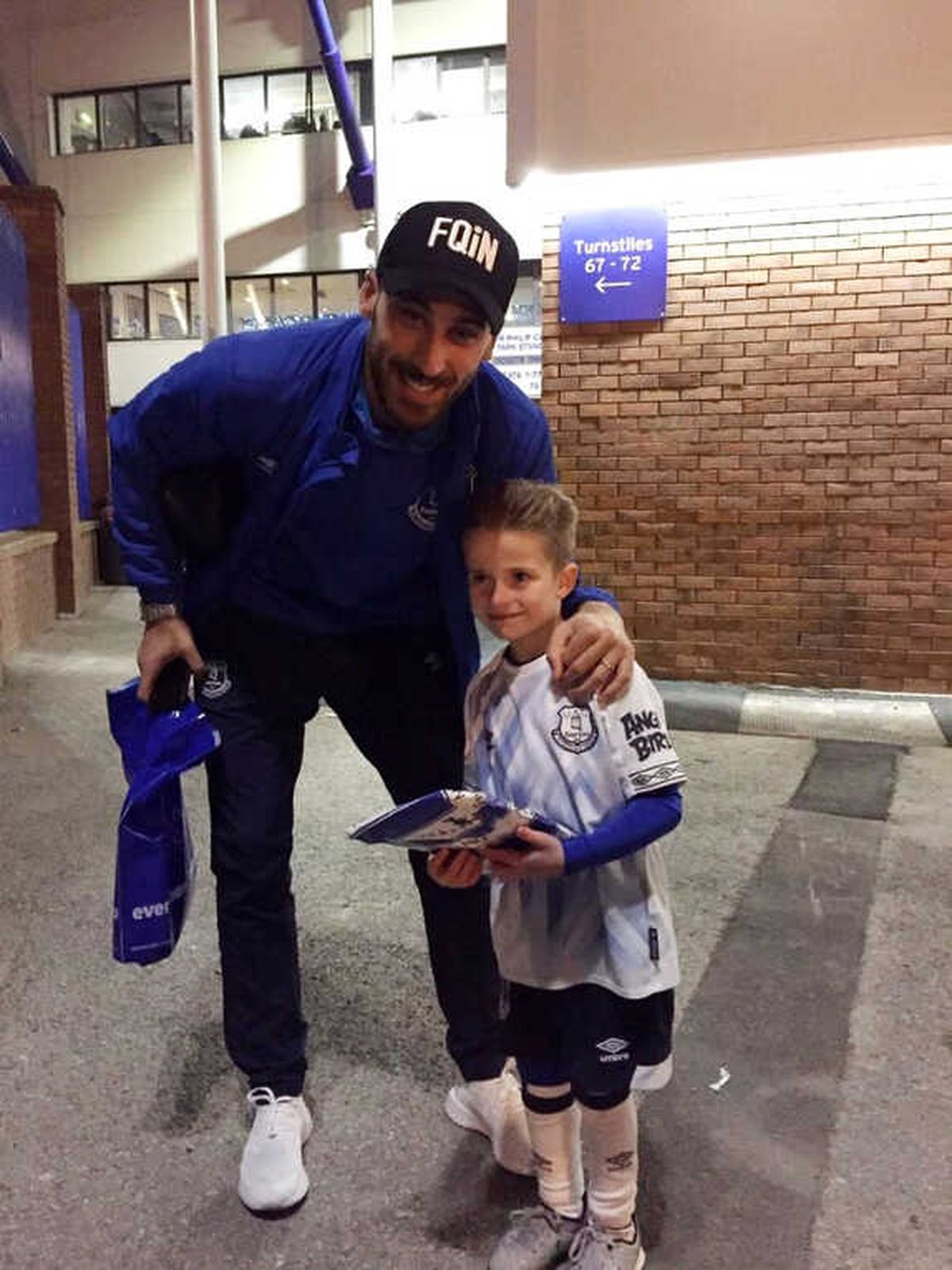 Cenk Tosun\'dan Minik Taraftara Jest