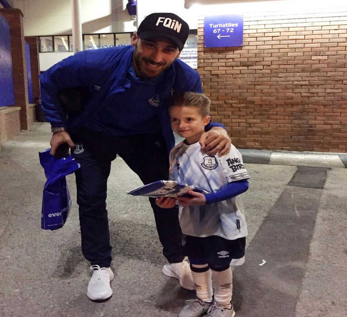 Cenk Tosun\'dan Minik Taraftara Jest
