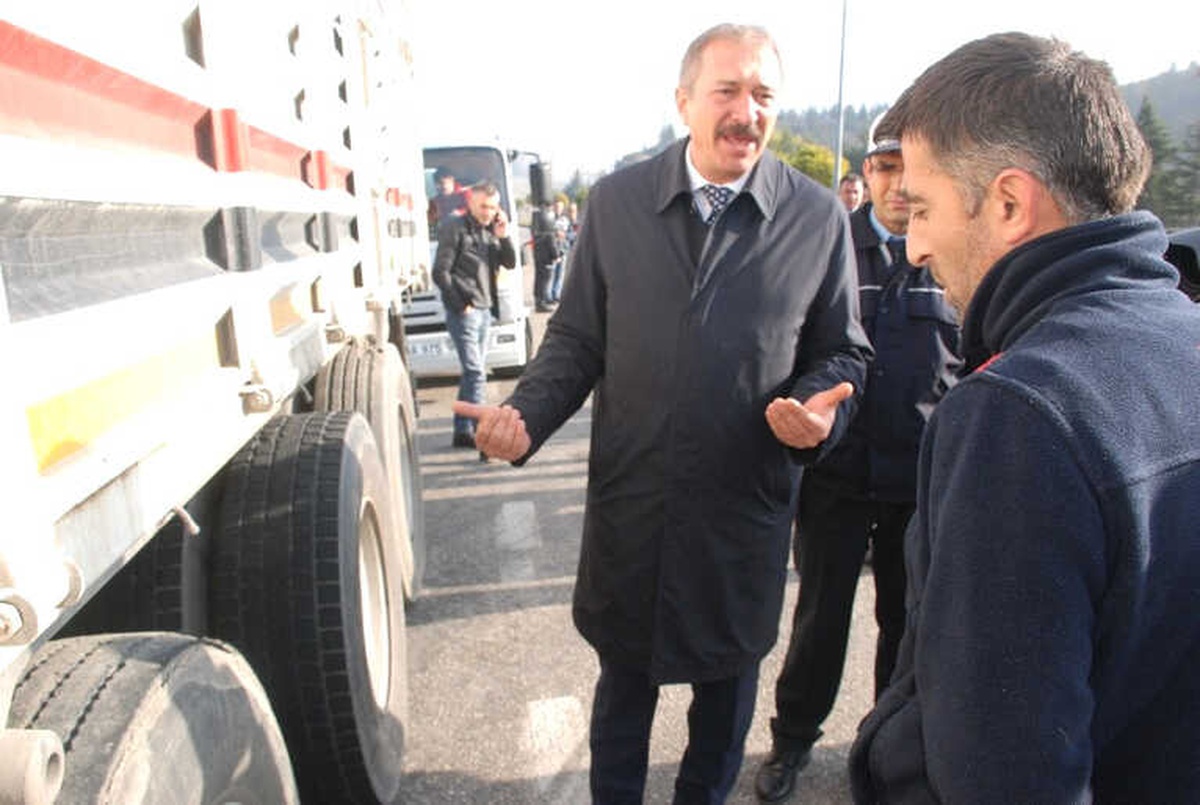 Emniyet Müdürü Tahrip Olmuş Lastikle Yola Çıkan Kamyon Sürücüsünü Uyardı