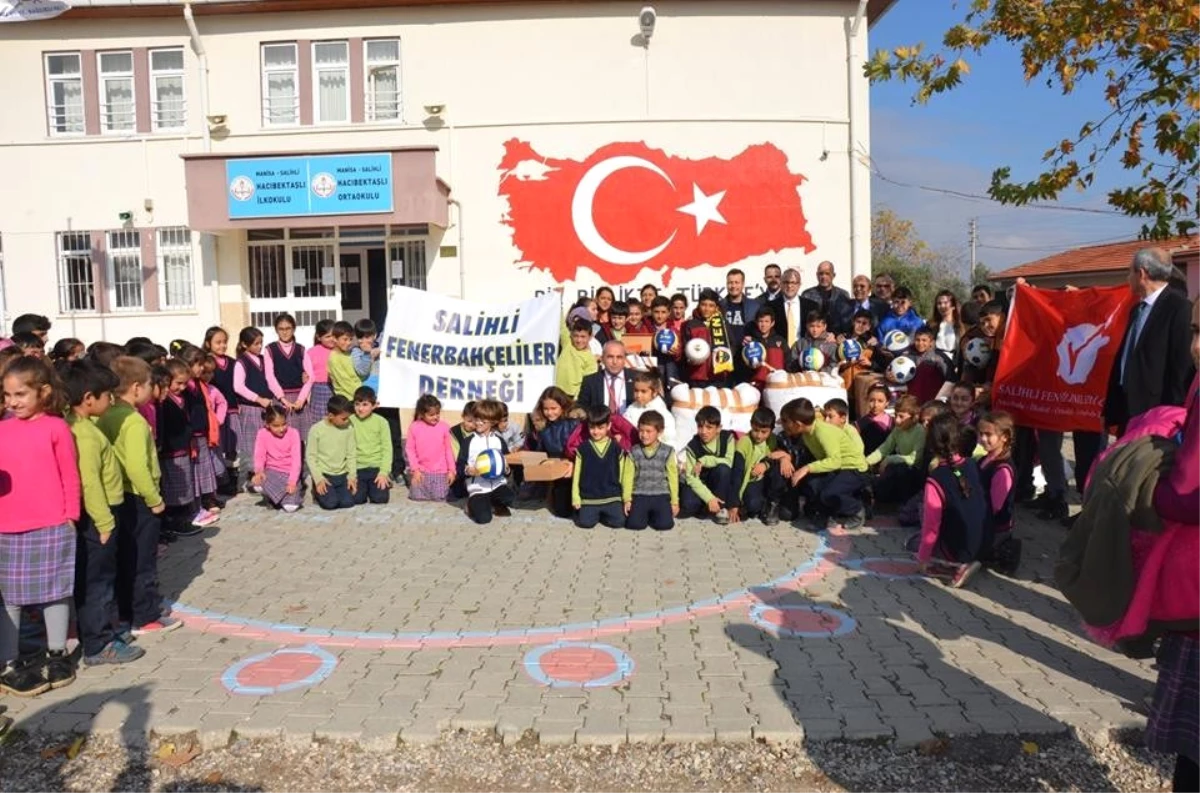 Fenerbahçeli Doktorlar Salihli\'de Öğrencileri Sevindirdi