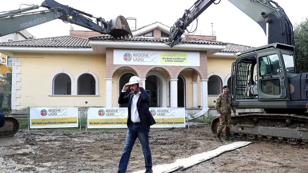İtalya İçişleri Bakanı Salvini Kepçeyle Mafyaya Ait Kaçak Villayı Yıktı