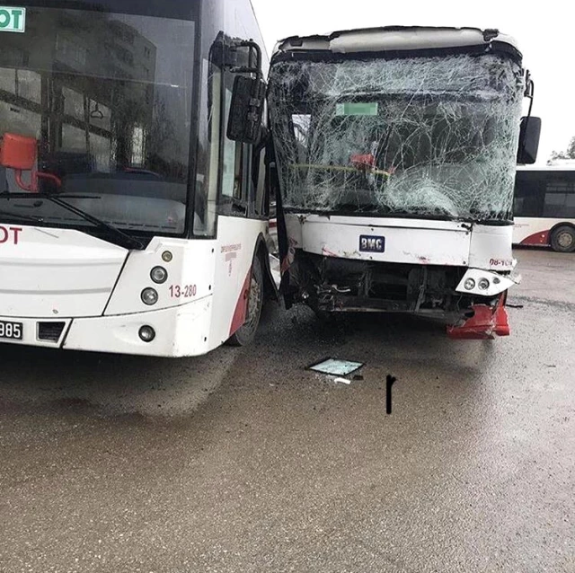 İzmir'de Belediye Otobüsleri Çarpıştı: 18 Yolcu Yaralandı, System.String[]