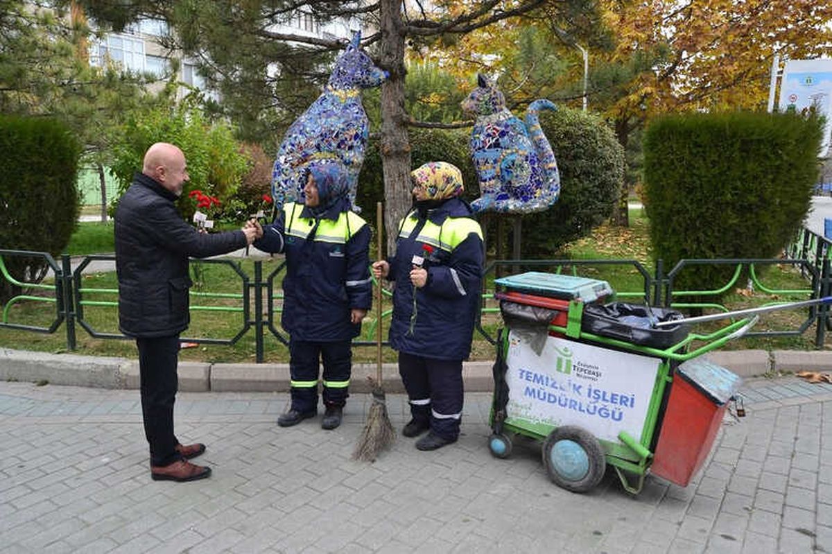 Kadın Çalışanlara Şiddetle Mücadele İçin Karanfil Dağıtıldı