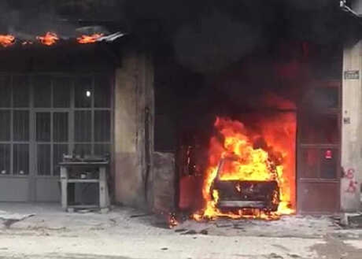 Kaportacıdaki Yangında Otomobil Kül Oldu