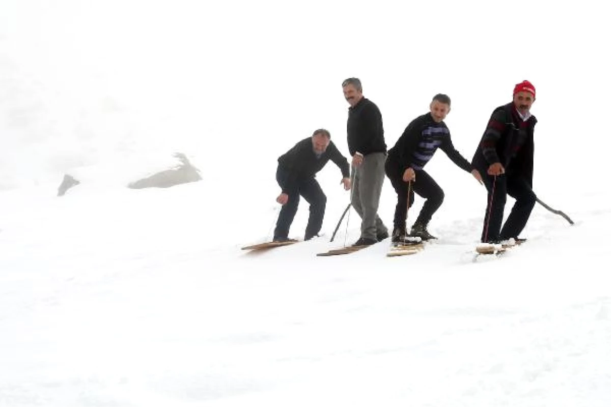 Kar Yağdı, Rizeli Köylülerin Tahtalı Kayak Eğlencesi Başladı