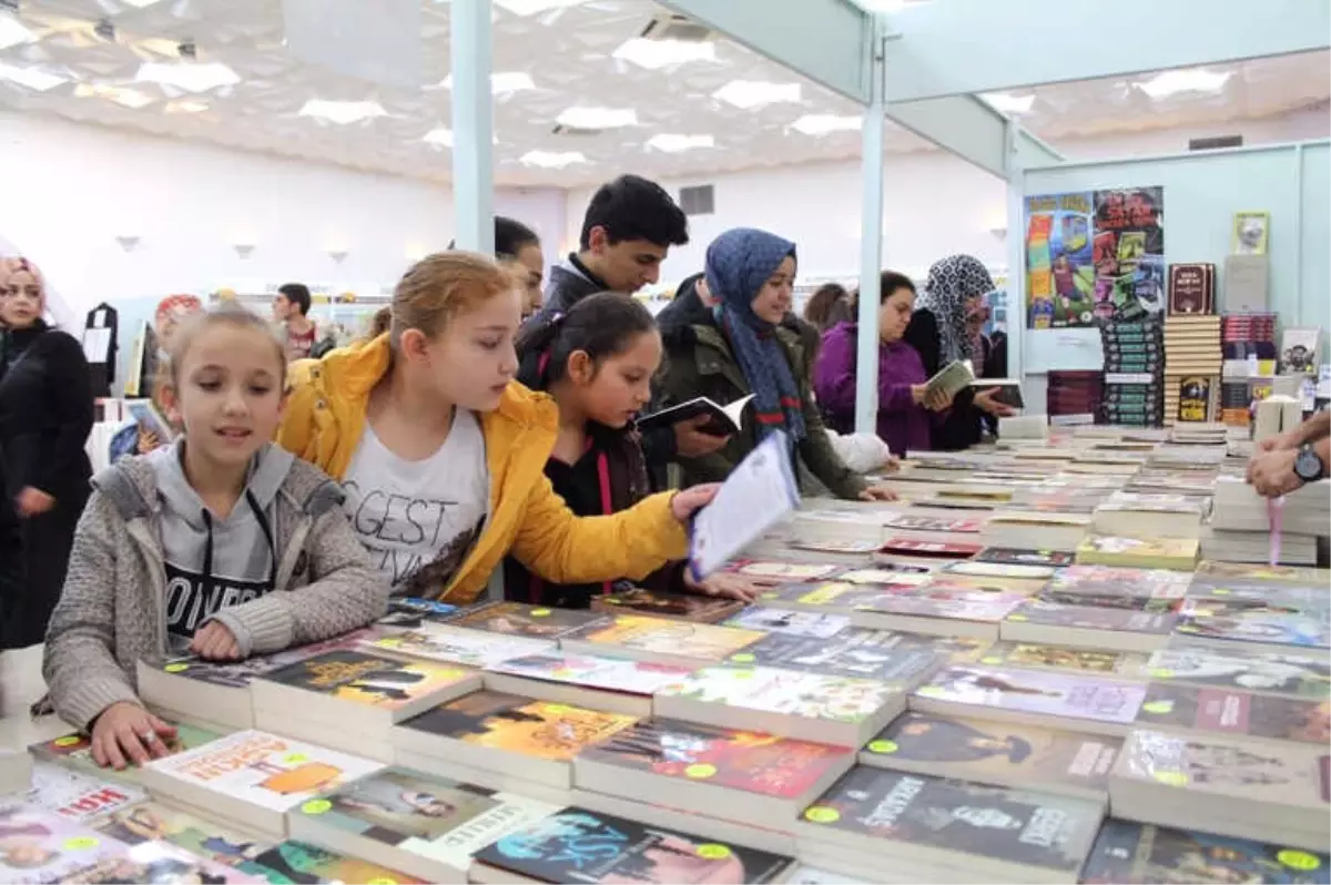 Kitap Fuarına Öğrenci Akını