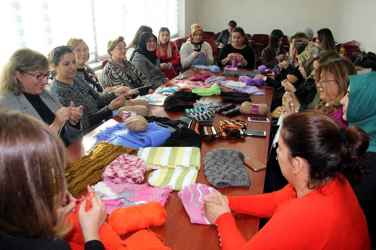 MHP\'li Kadınlardan Çocukları Isıtacak Kampanya