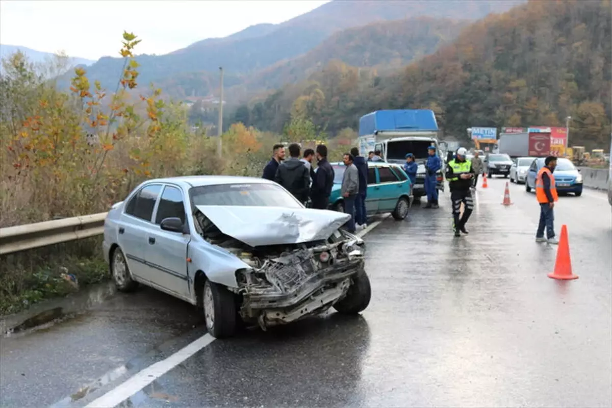 Sakarya\'da Zincirleme Trafik Kazası: 3 Yaralı