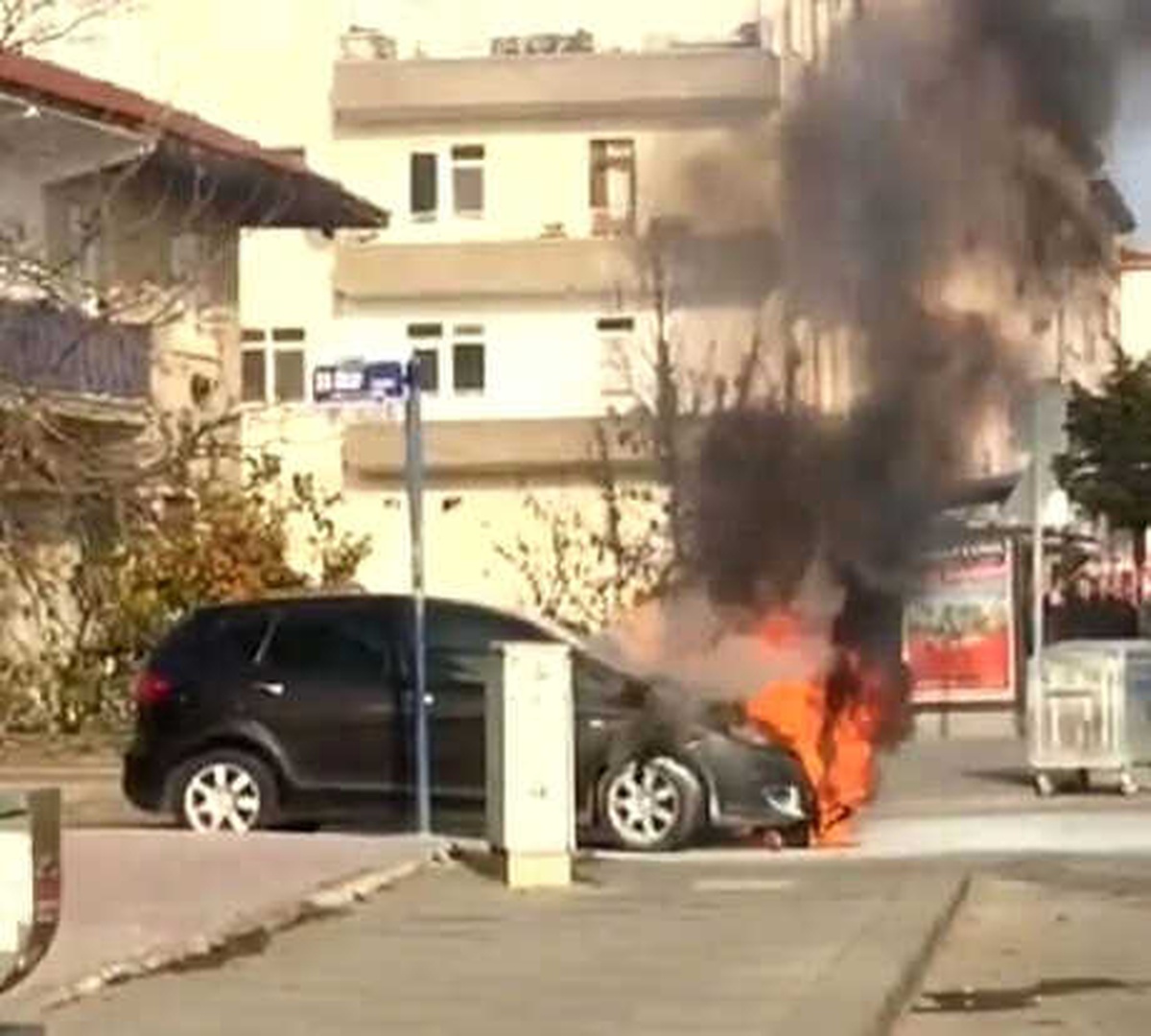 Seyir Halindeki Otomobil Alev Alev Yandı