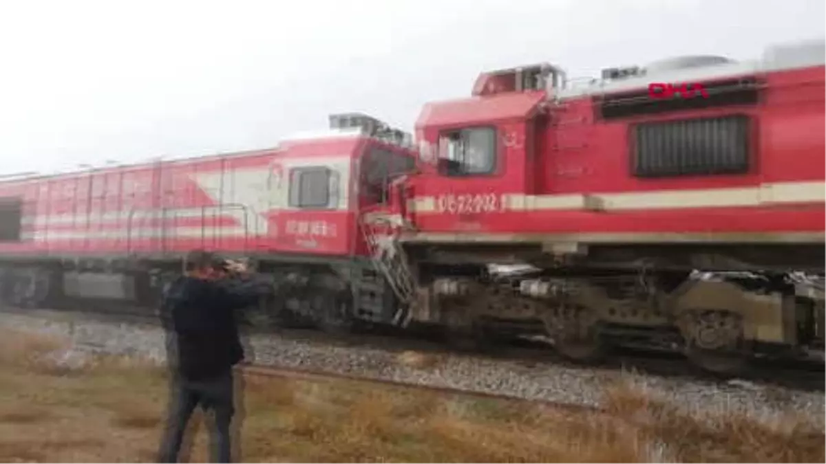 Sivas\'ta 2 Tren Çarpıştı, Olay Yerine Sağlık Ekipleri Sevk Edildi