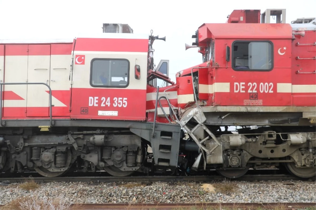 Sivas\'ta Yolcu Treni ile Yük Treni Çarpıştı: 14 Yaralı