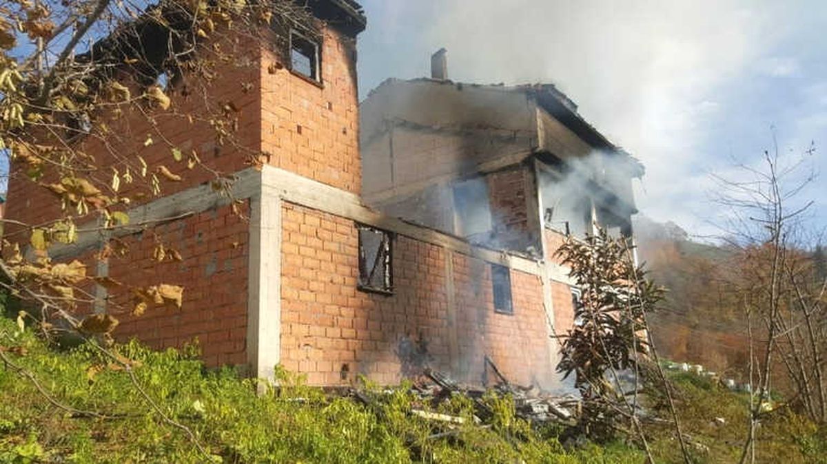 Tek Katlı Ev Yangında Kullanılamaz Hale Geldi
