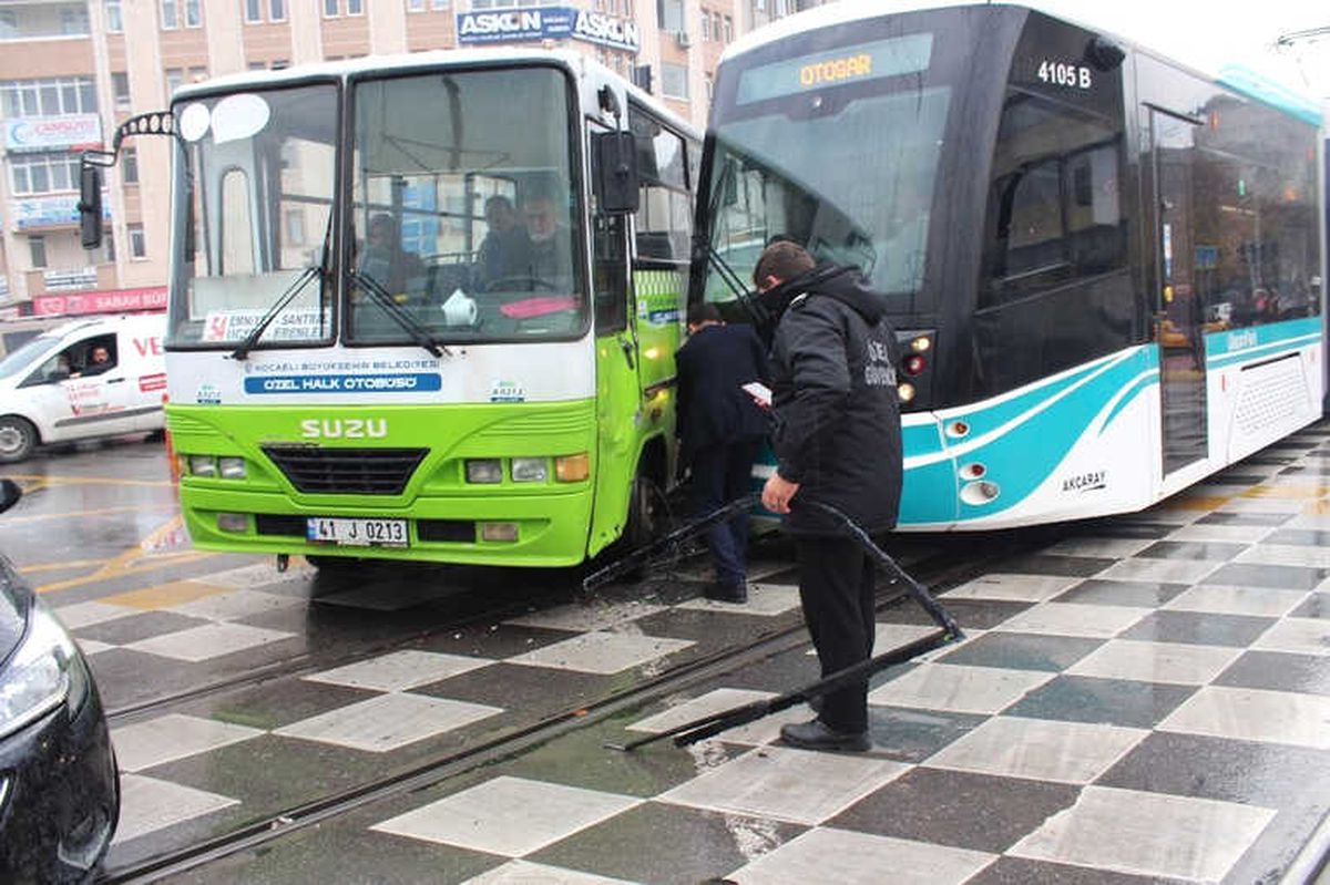 Tramvay Halk Otobüsü ile Çarpıştı