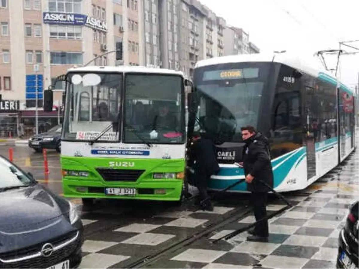 Tramvay, Hatta Giren Özel Halk Otobüsüne Çarptı